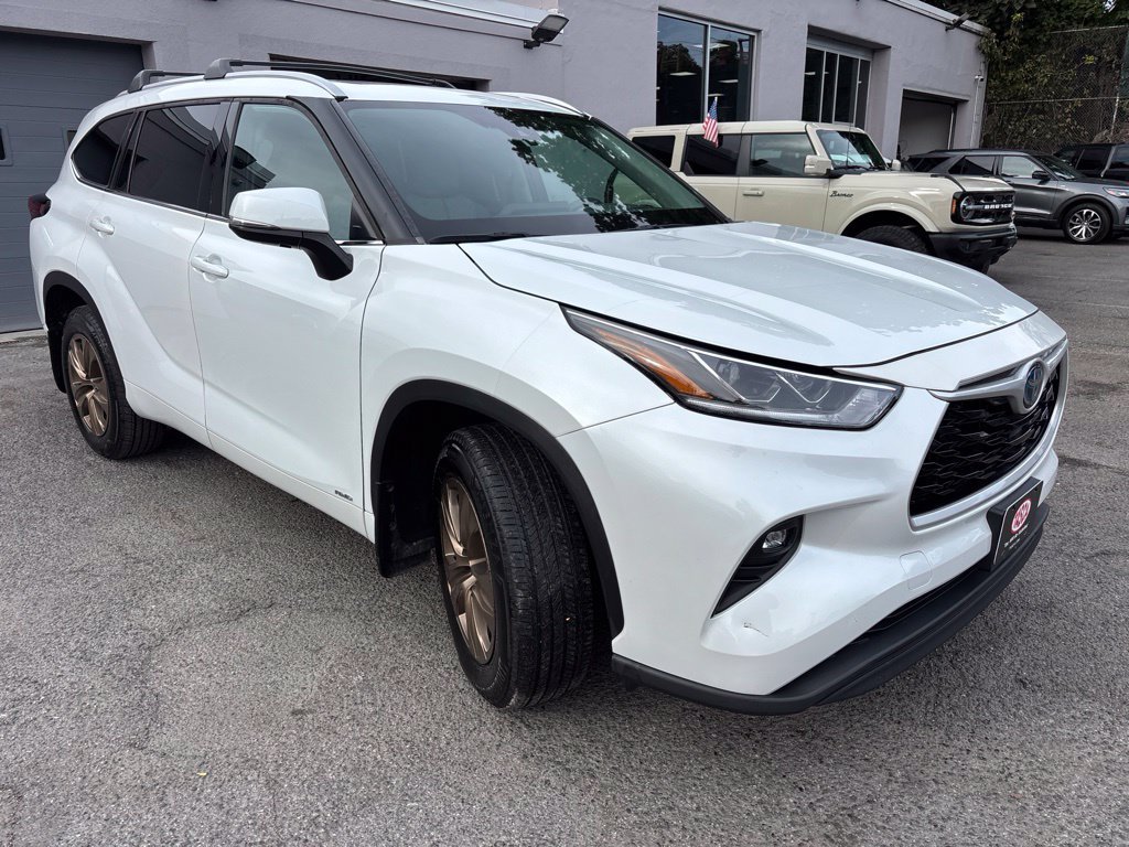 Used 2022 Beige Toyota Bronze Edition image 8