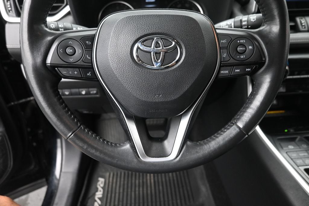Used 2019 Black Toyota XLE Premium image 18