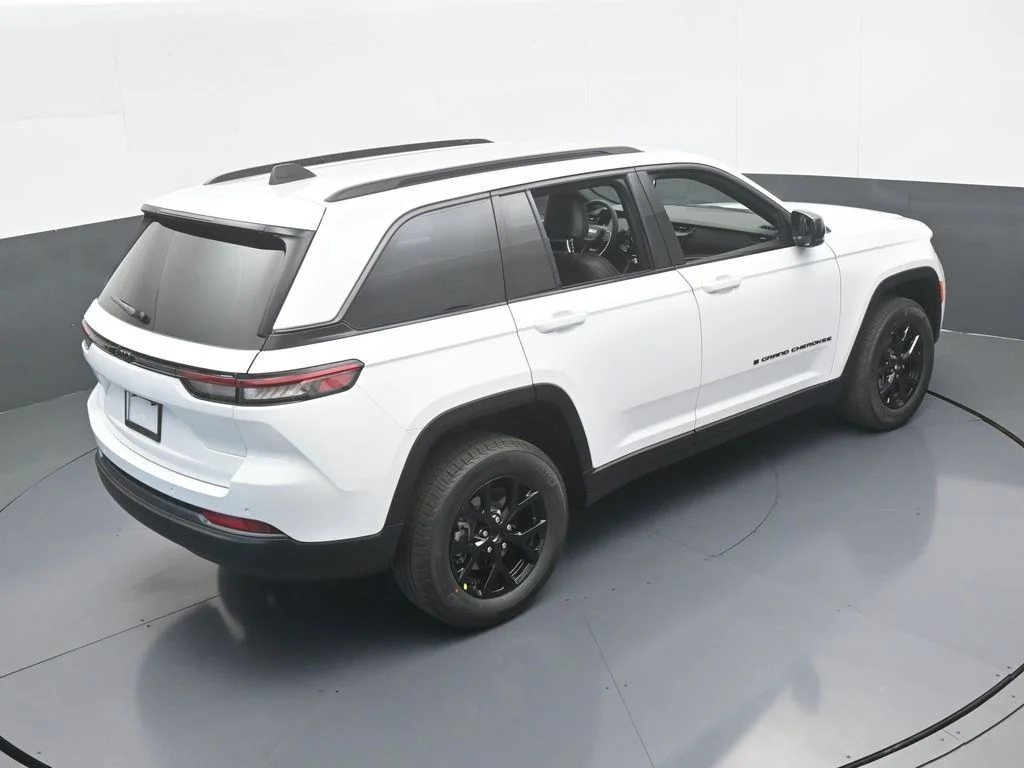 New 2026 Bright White Clear-Coat Exterior Paint Jeep Laredo image 50