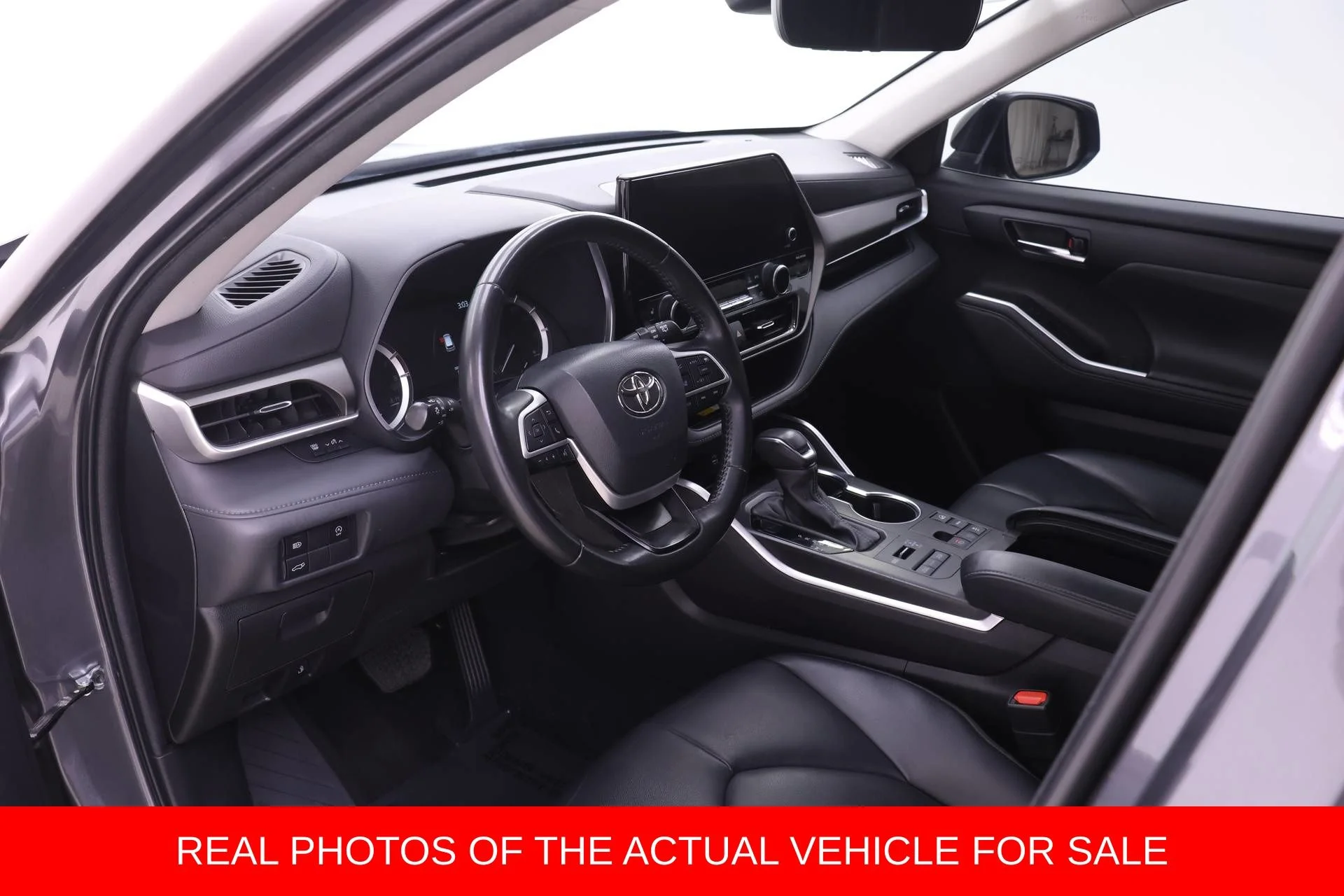 Used 2023 Gray Toyota XLE image 3