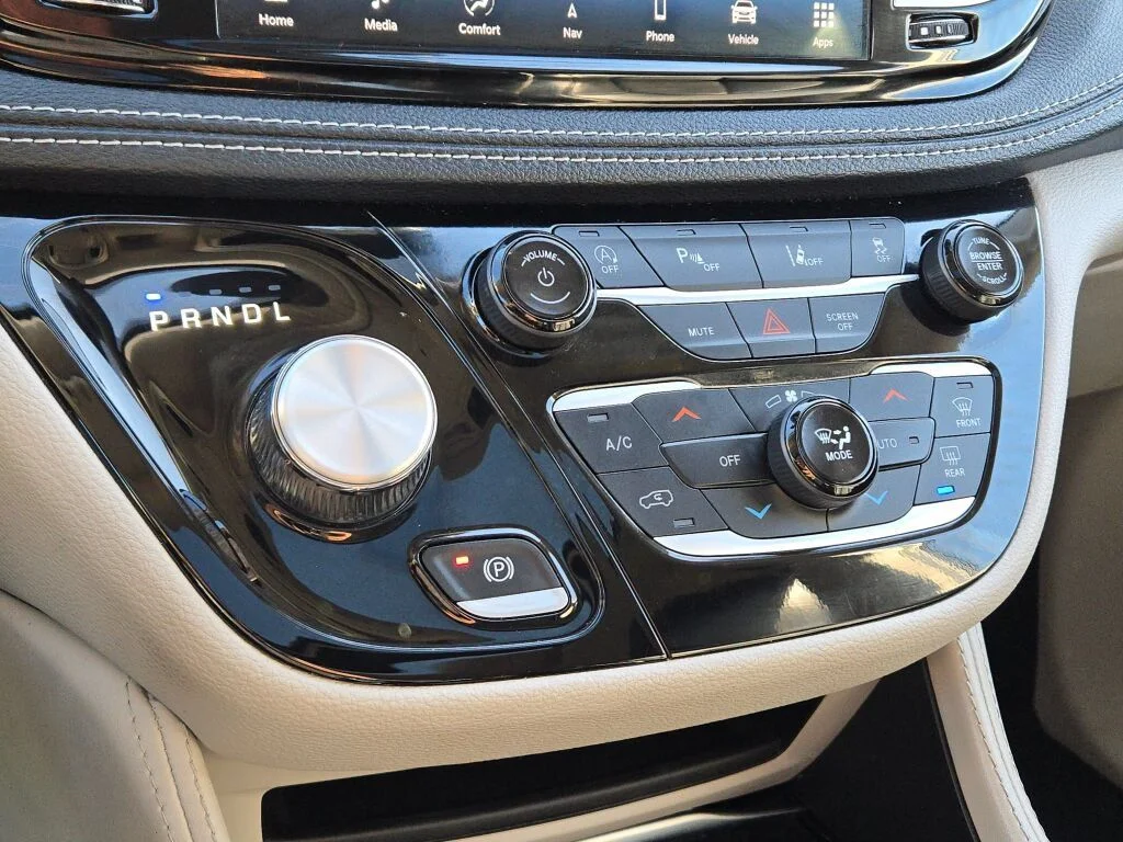 Used 2024 White Chrysler Limited image 29