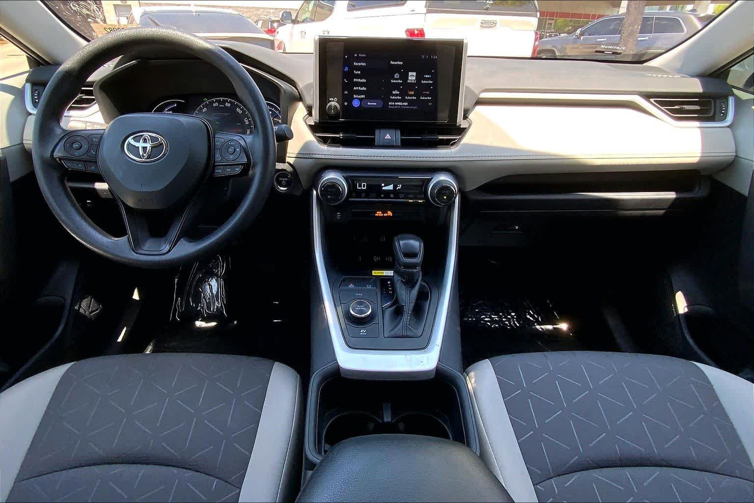 2024 Toyota RAV4 XLE - Photo 16