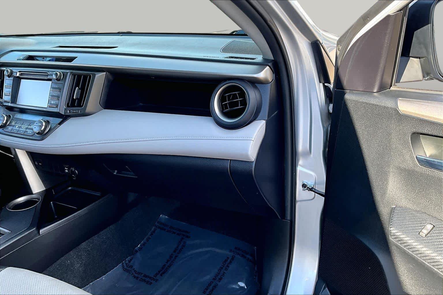 Used 2015 Classic Silver Metallic Toyota XLE image 18