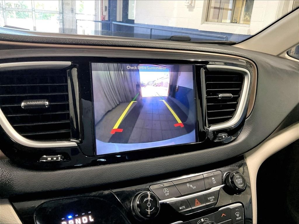 Used 2018 White Chrysler Touring L image 20