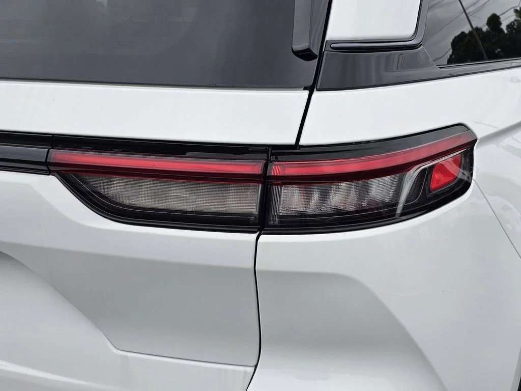 New 2026 Bright White Clear-Coat Exterior Paint Jeep Altitude image 9