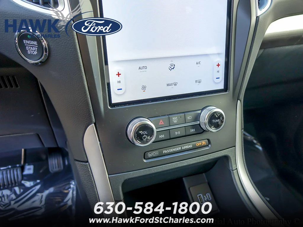 New 2024 Oxford White Ford SE image 13