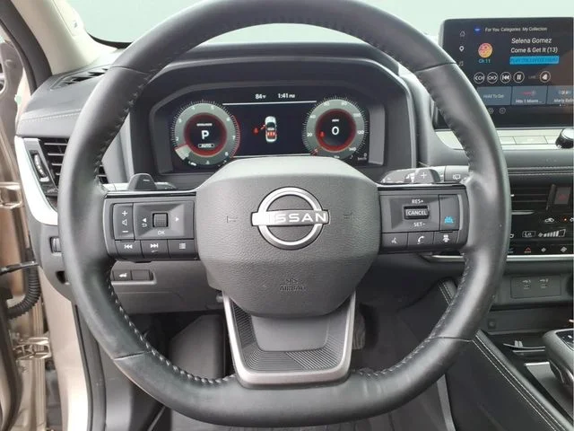 Used 2025 Gold Nissan Platinum image 23