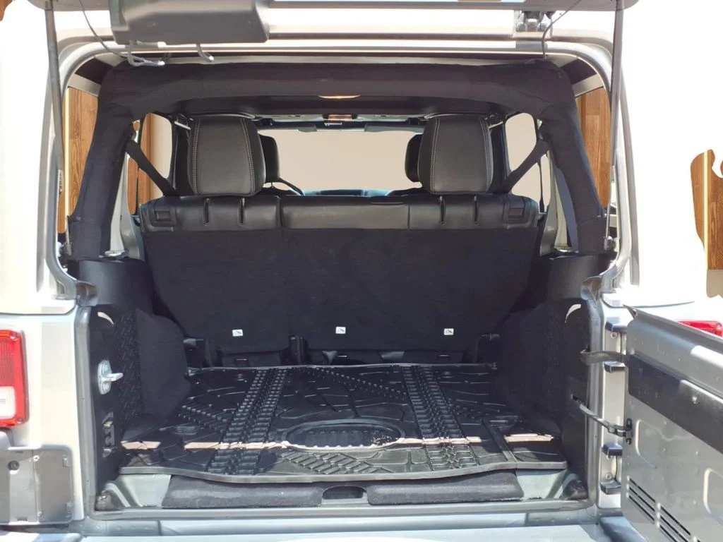 Used 2017 Silver Jeep Unlimited Sahara image 34
