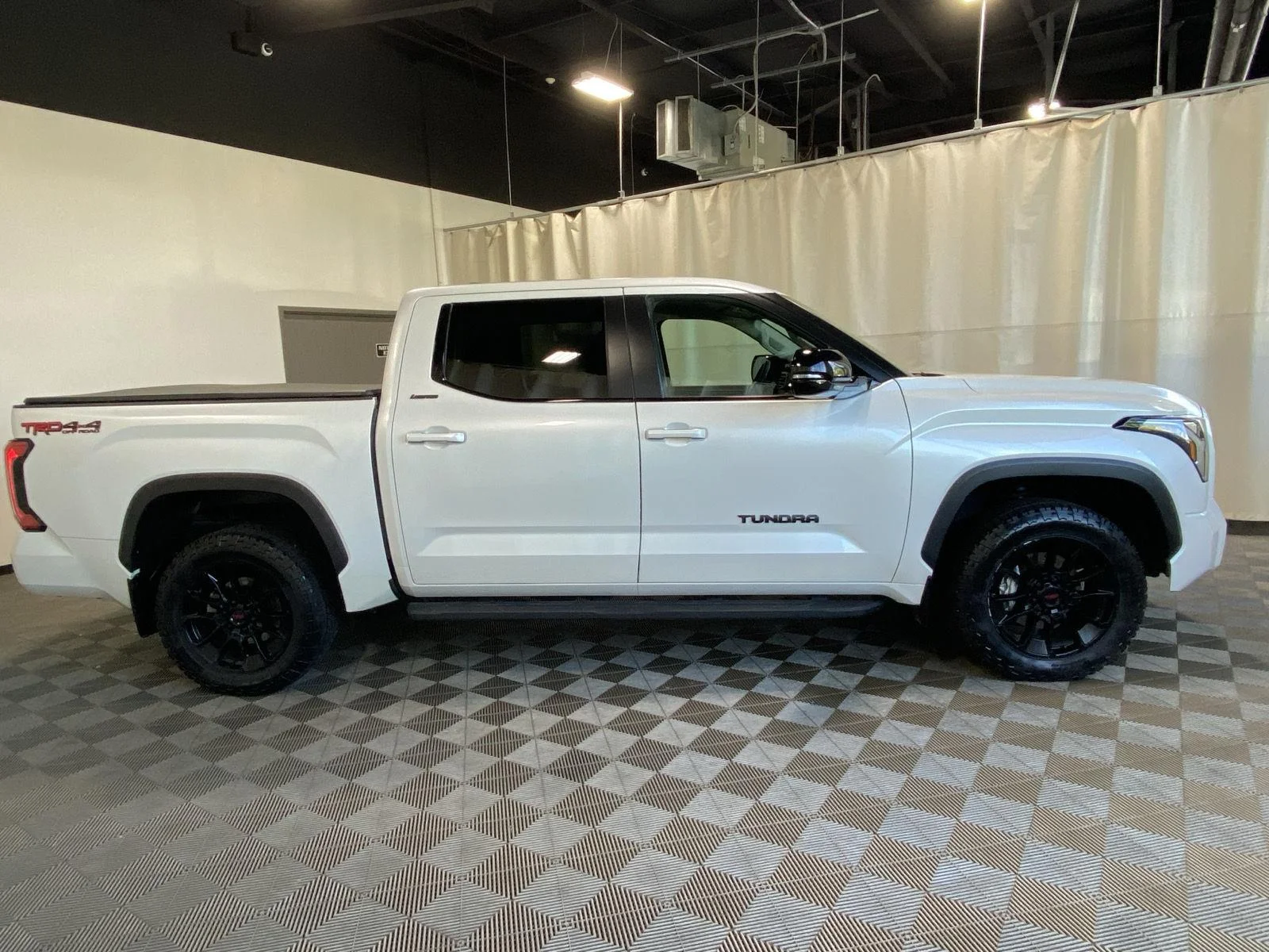 Used 2024 Wind Chill Pearl Toyota Limited image 17