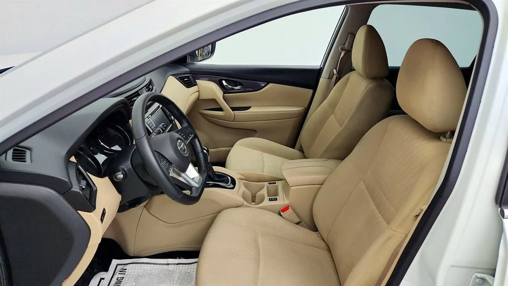 Used 2019 Pearl White Tricoat Nissan FWD SV image 19