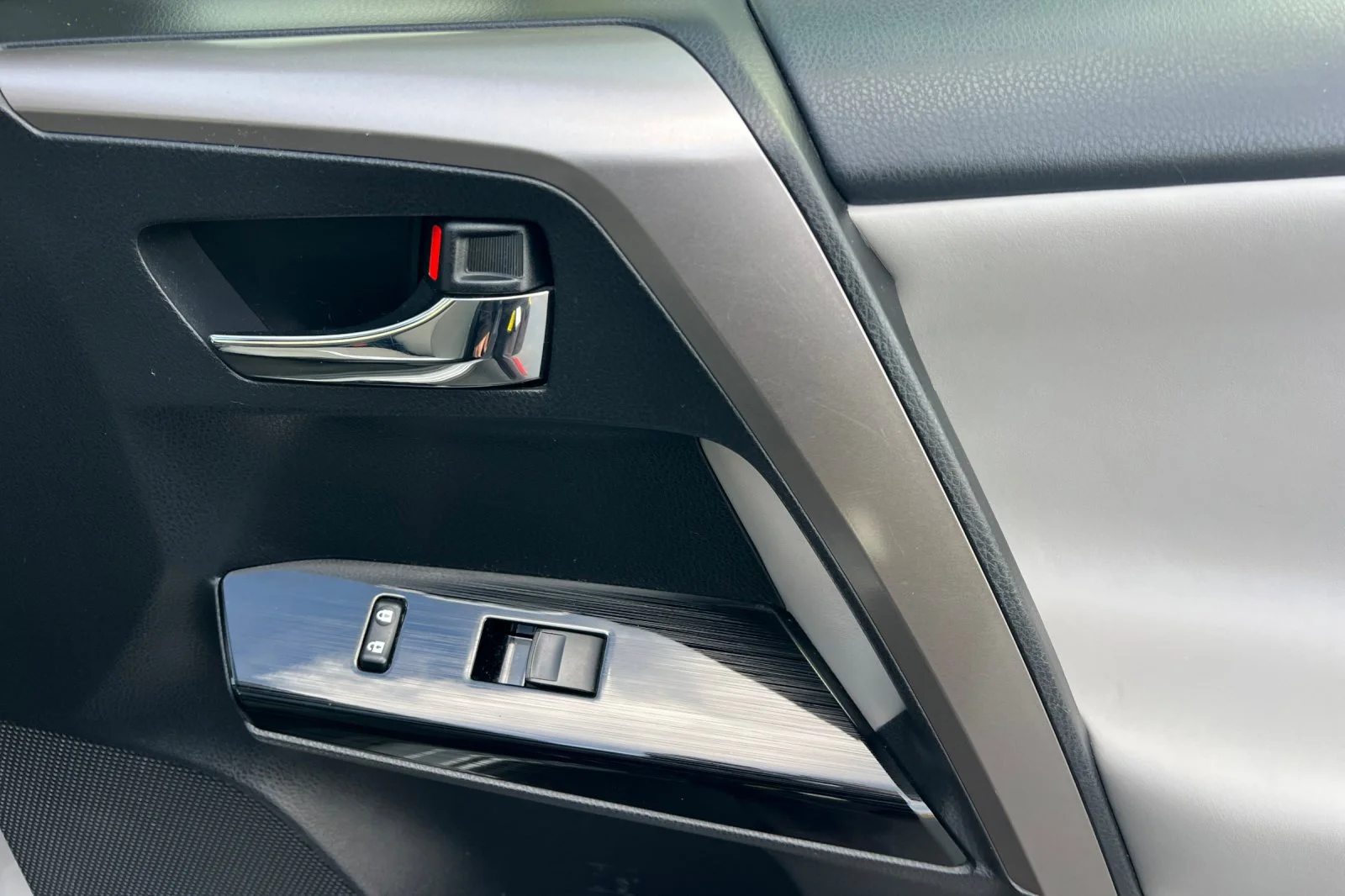 Used 2018 Silver Sky Metallic Toyota Limited image 18