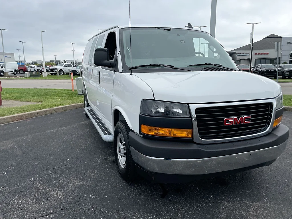 Used 2025 Summit White GMC 2500 image 31