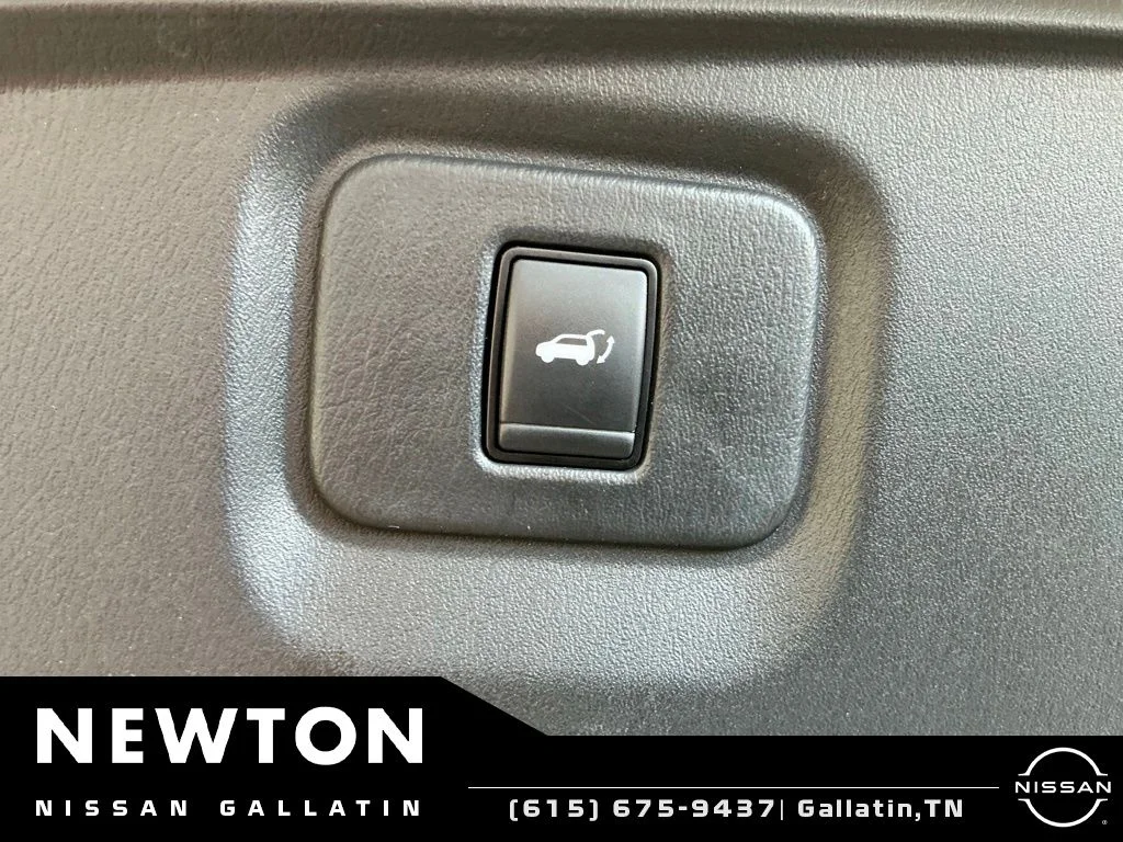 Used 2019 Pearl White Nissan Platinum image 27
