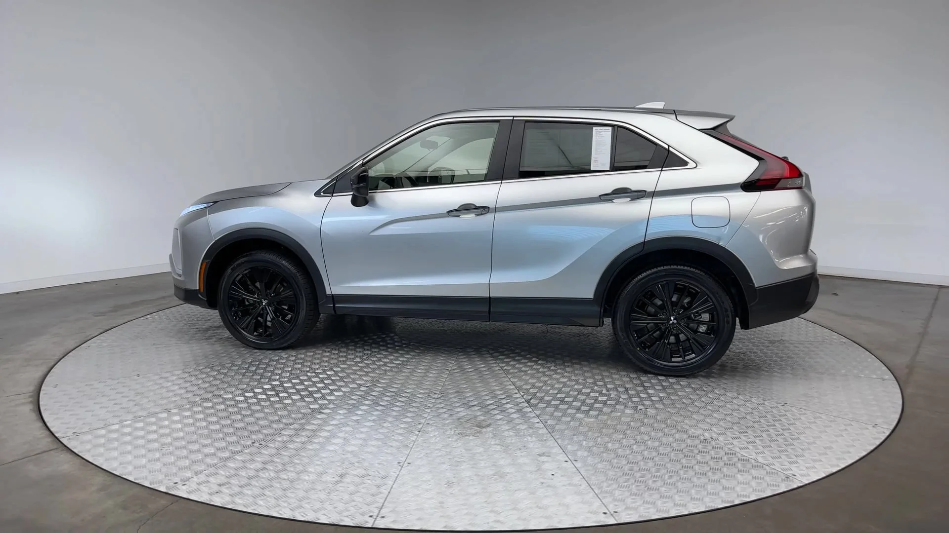 Used 2022 White Diamond Mitsubishi LE image 5