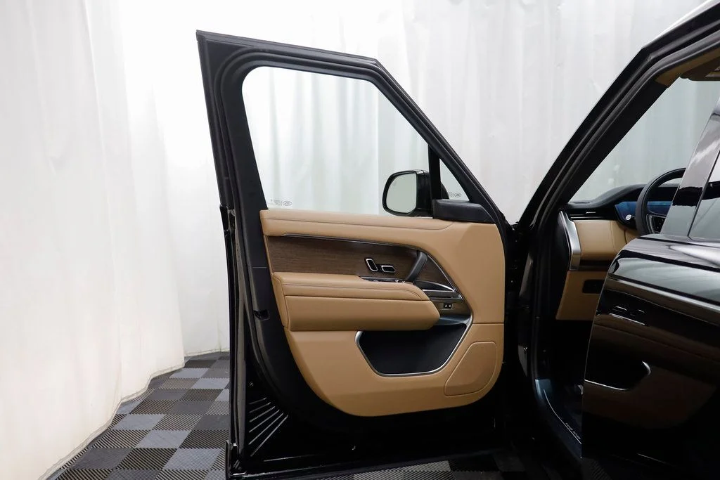 New 2026 Black Land Rover SE image 5