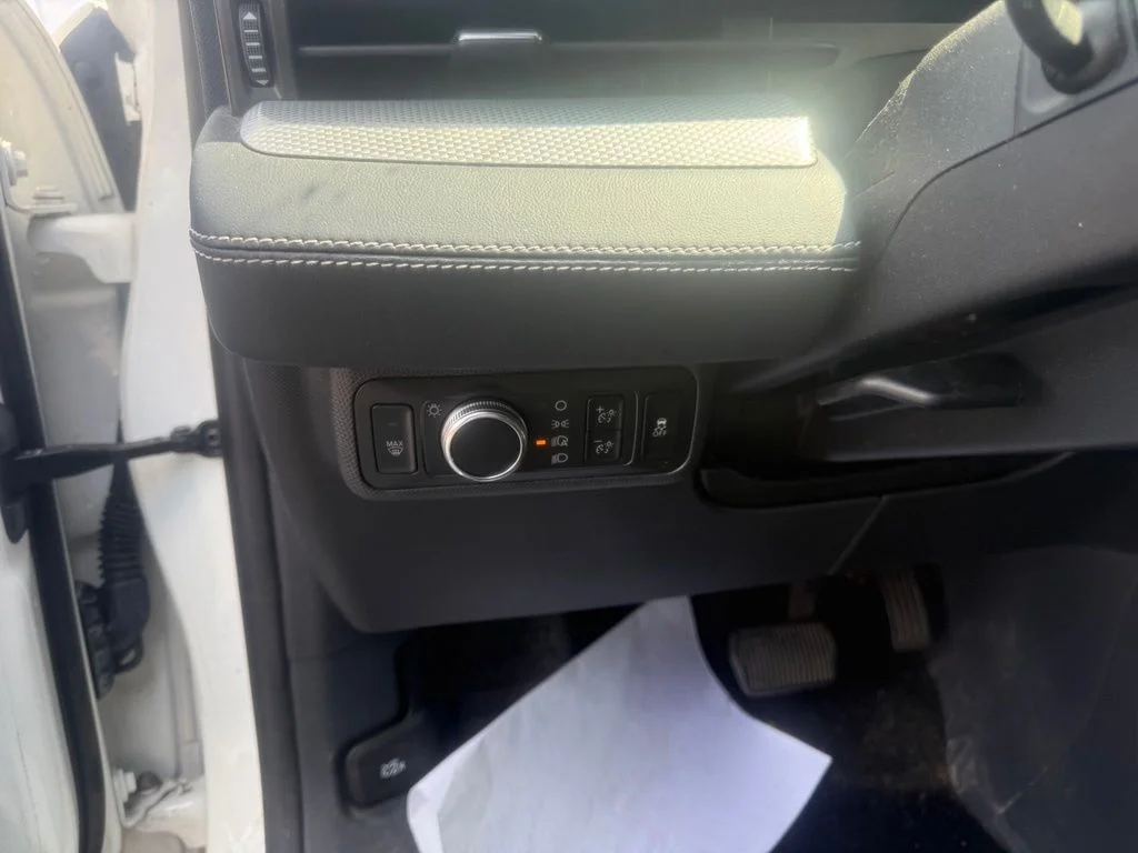 Used 2022 White Metallic Ford Select image 23