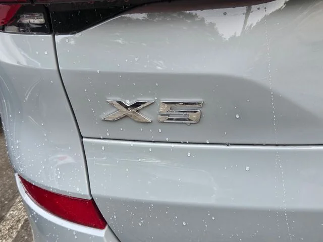 Used 2025 Gray BMW xDrive40i image 9