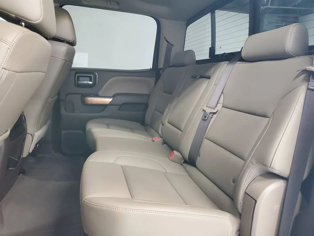 Used 2018 IRIDESCENT PEARL TRICOAT Chevrolet LTZ image 31