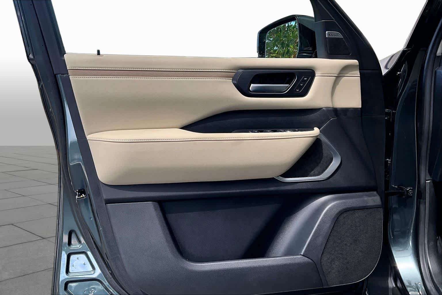 New 2026 Alpine Metallic / Super Black Two-tone Nissan Platinum Reserve image 13
