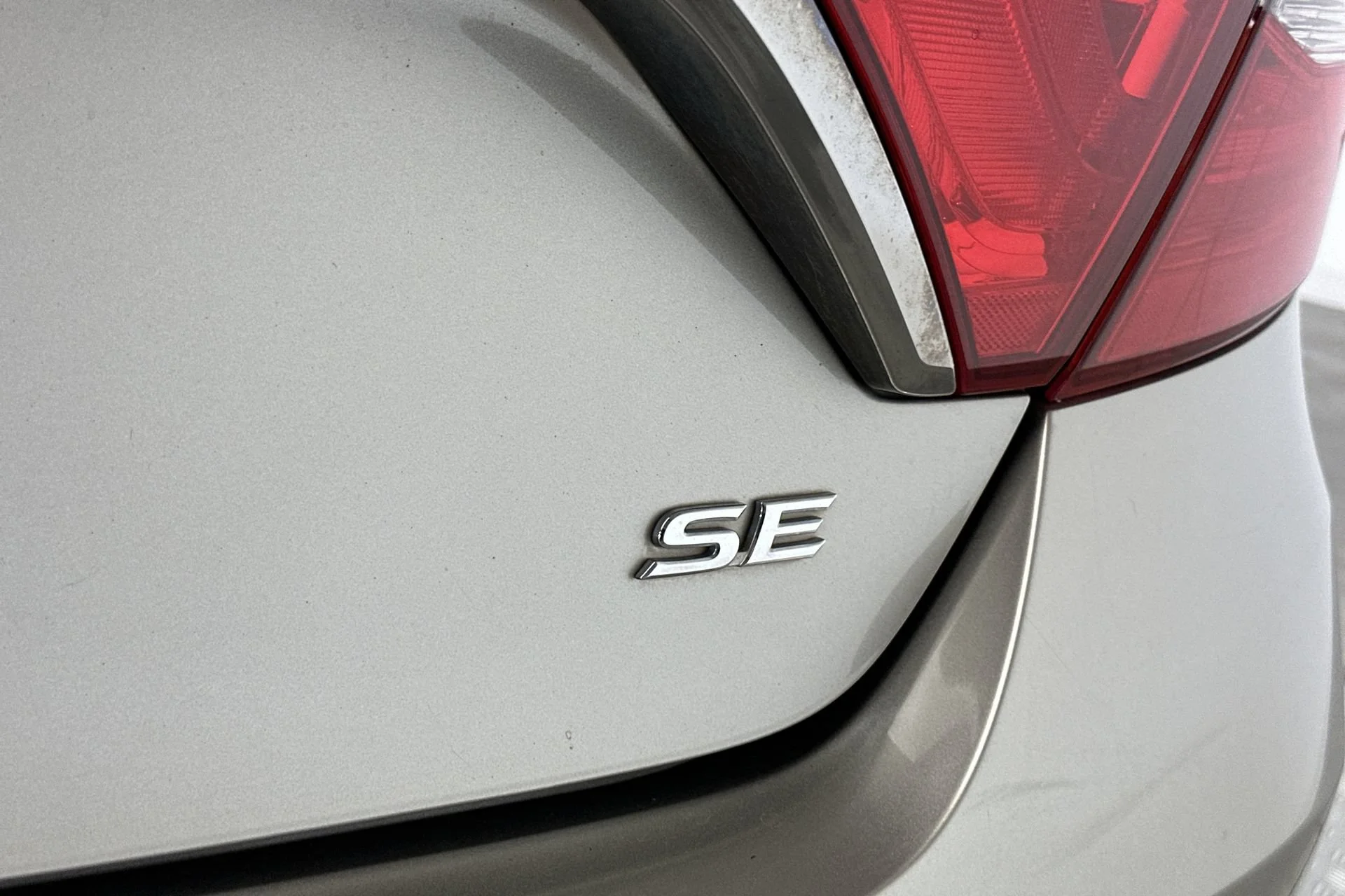 Used 2016 Creme Brulee Mica Toyota SE image 24