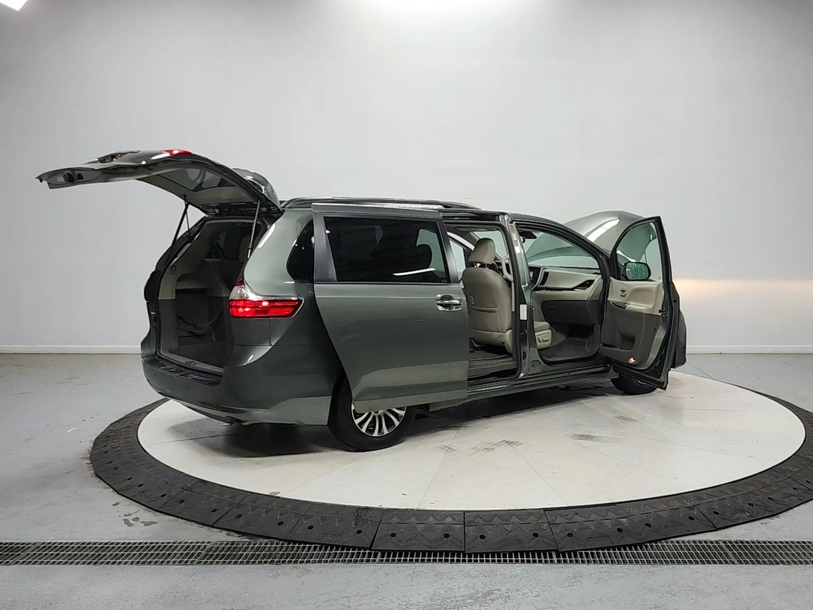 Used 2020 Green Toyota XLE Premium image 16