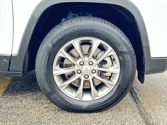 Used 2021 White Jeep Latitude Lux image 16