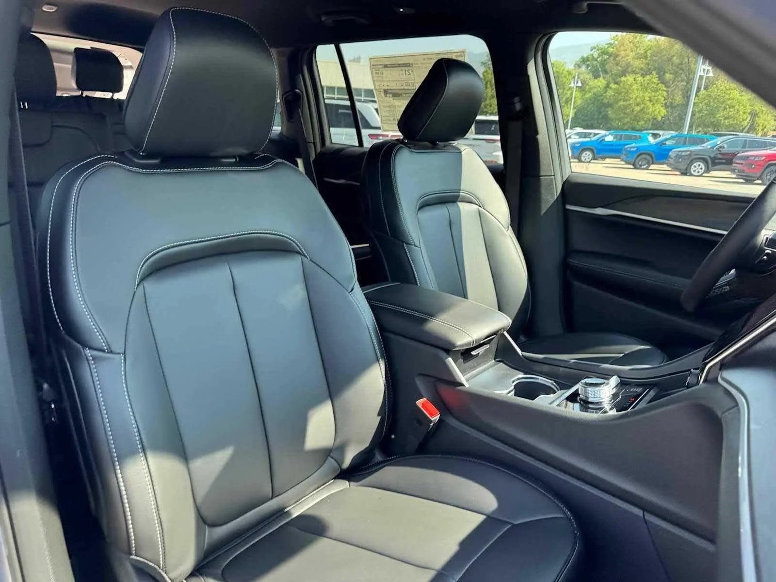 New 2025 Silver Zynith Exterior Paint Jeep Limited image 28