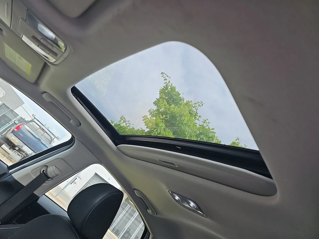 Used 2019 White Kia S image 28
