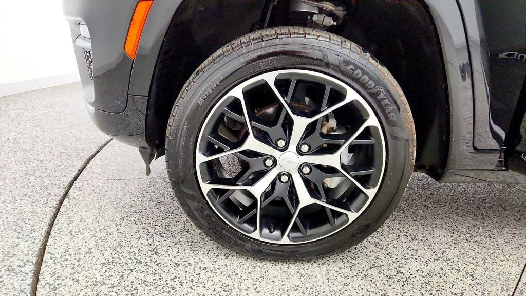 Used 2023 Diamond Black Crystal Pearlcoat Jeep Summit Reserve 4x4 image 9