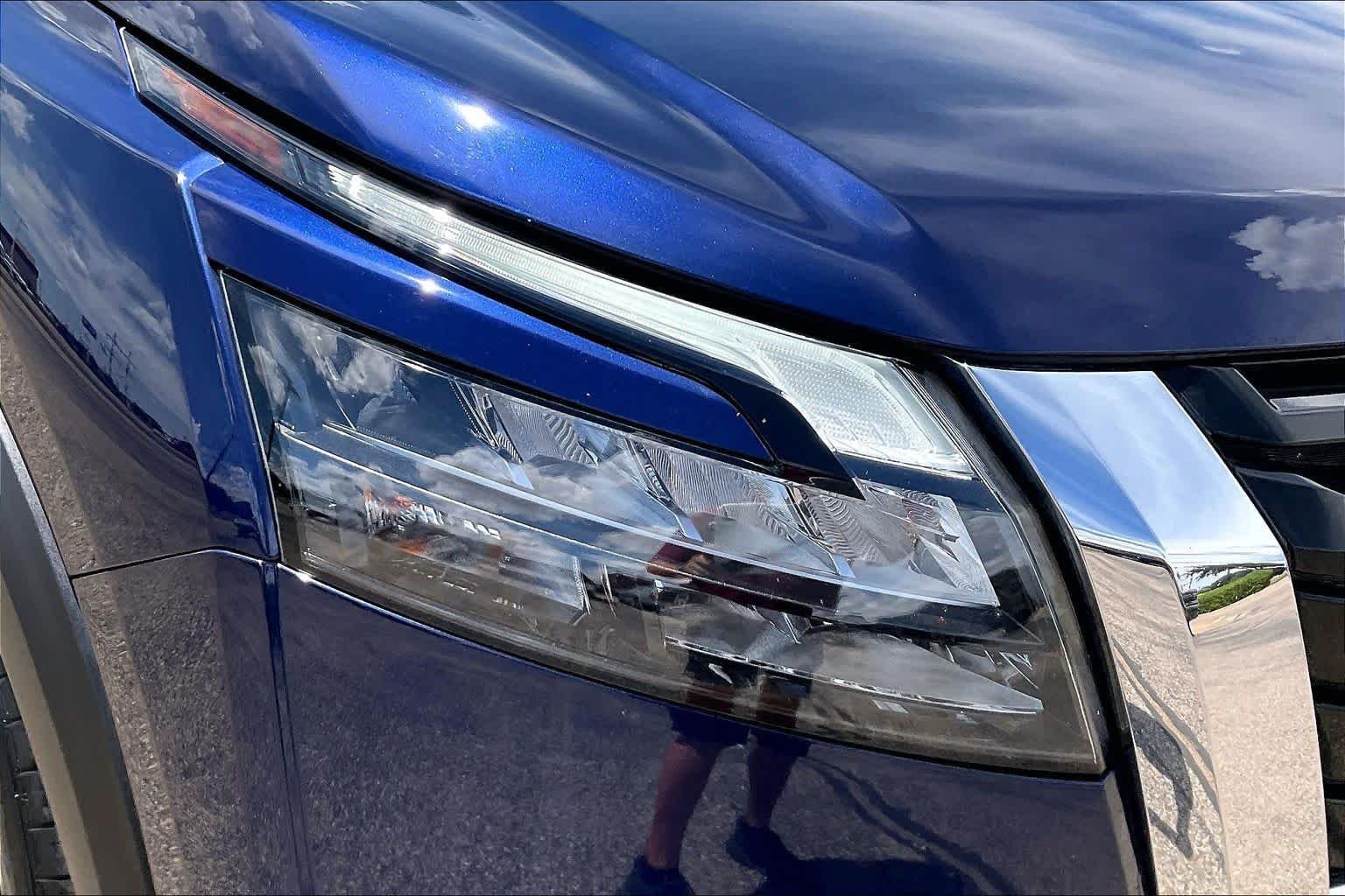 Used 2025 Deep Ocean Blue Nissan SL image 26