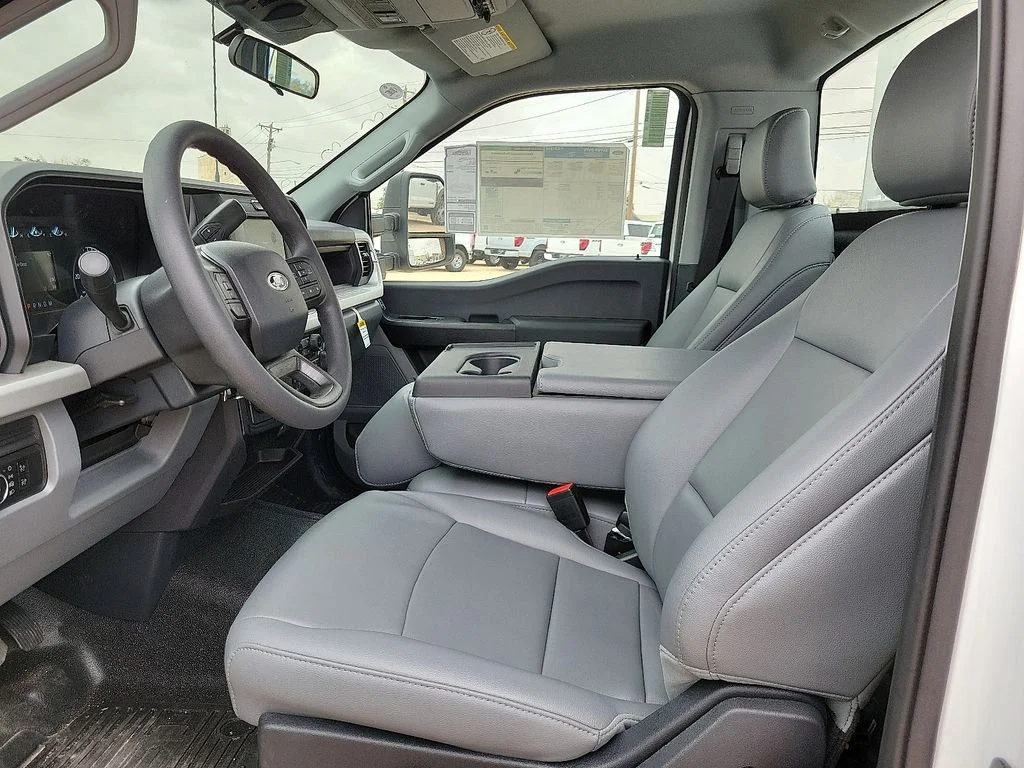2025 Ford F-350 Super Duty Chassis Cab XL - Photo 19