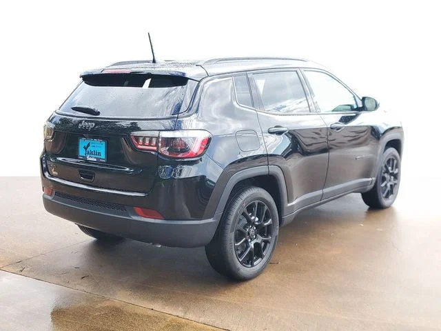 New 2026 Diamond Black Crystal Pearl-Coat Exterior Paint Jeep Latitude image 4