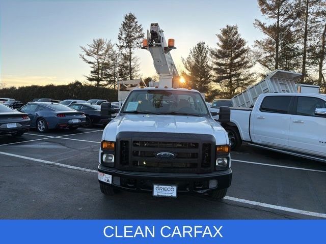Used 2008 White Ford BUCKET TRUCK image 2