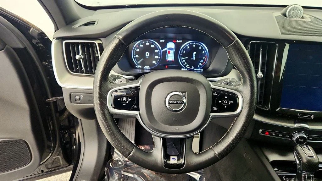 Used 2018 Onyx Black Metallic Volvo T6 AWD R-Design w/ Convenience/Advanced Pkgs + 4 Corner Air Susp image 14