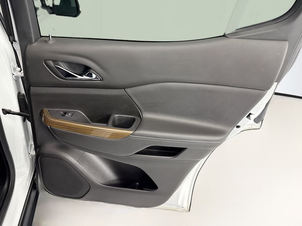 Used 2023 Summit White GMC SLE image 26