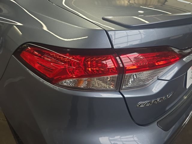 Used 2020  Toyota SE image 33