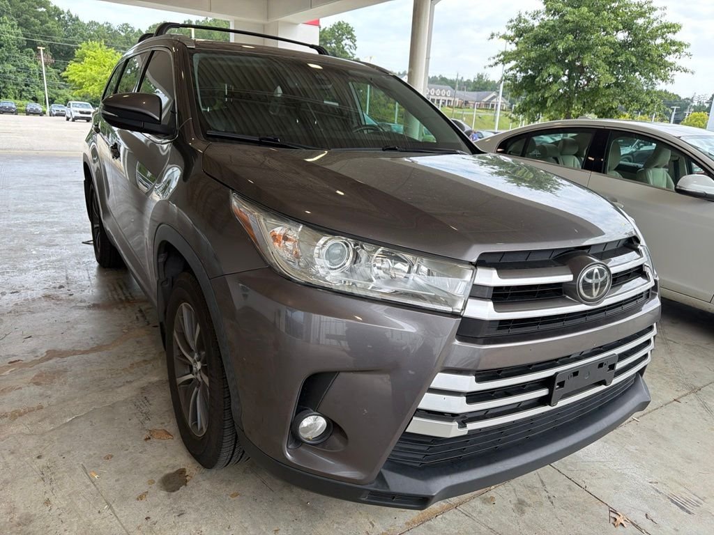 Used 2019 Gray Toyota XLE image 4