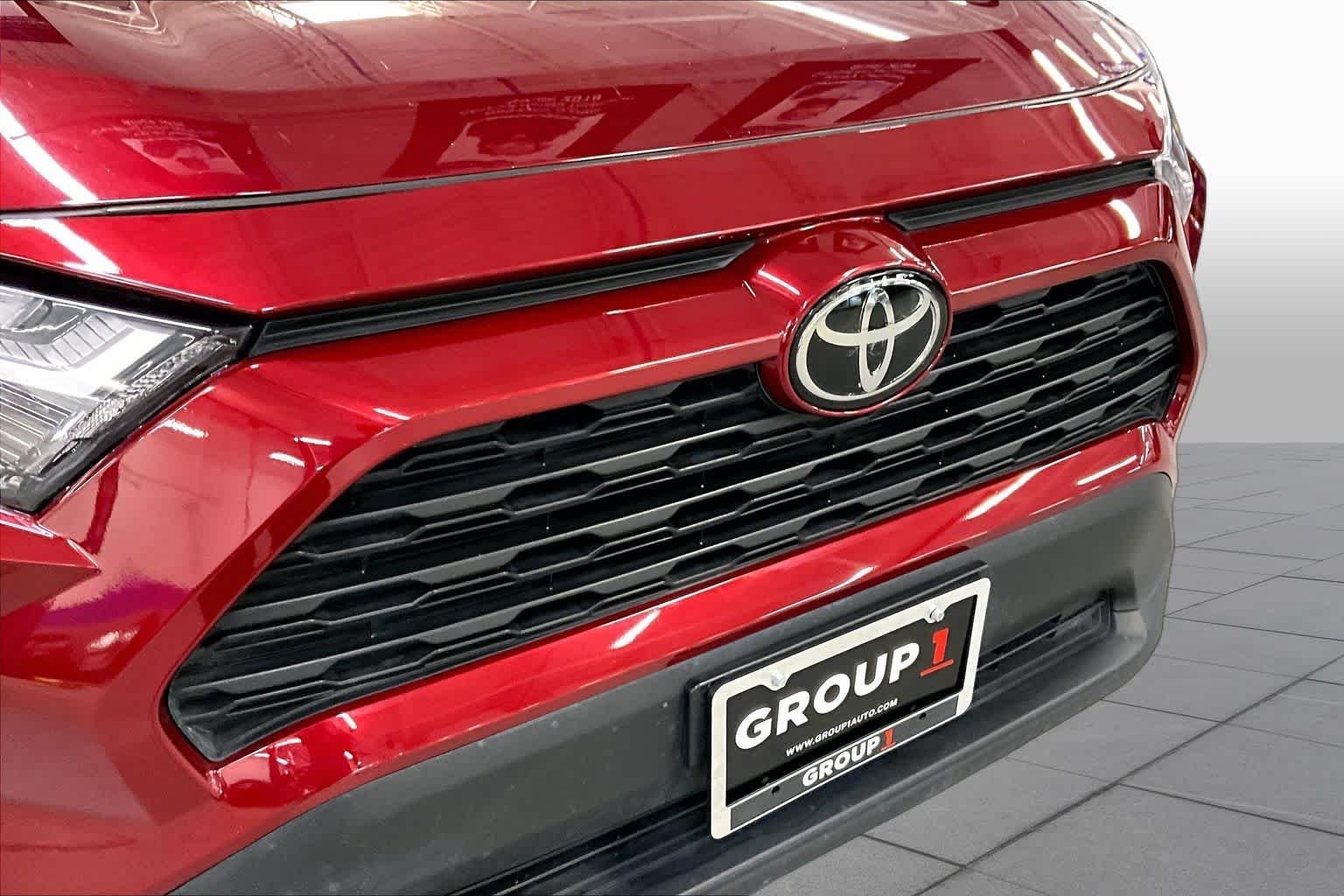 Used 2025 Ruby Flare Pearl Toyota XLE image 30