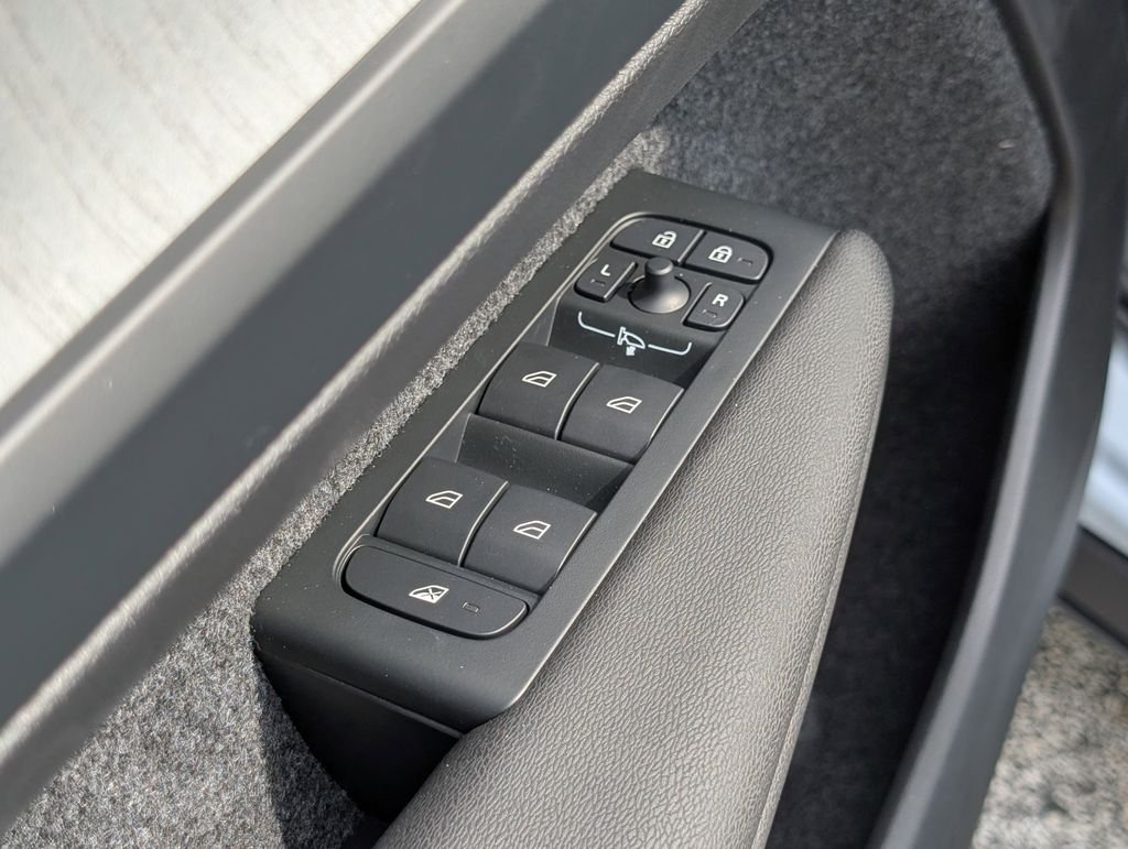 2026 Volvo XC40 Plus - Photo 13