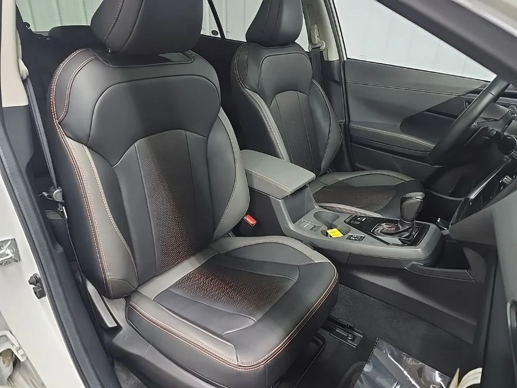 Used 2025 Crystal White Pearl Subaru Limited image 19