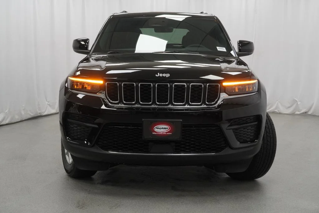 New 2026 Diamond Black Crystal Pearl-Coat Exterior Paint Jeep Laredo X image 7