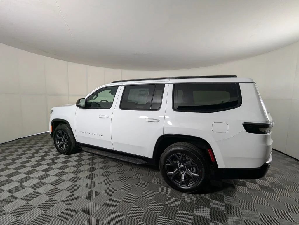 New 2026 Bright White Clear-Coat Exterior Paint Jeep Limited Altitude image 8