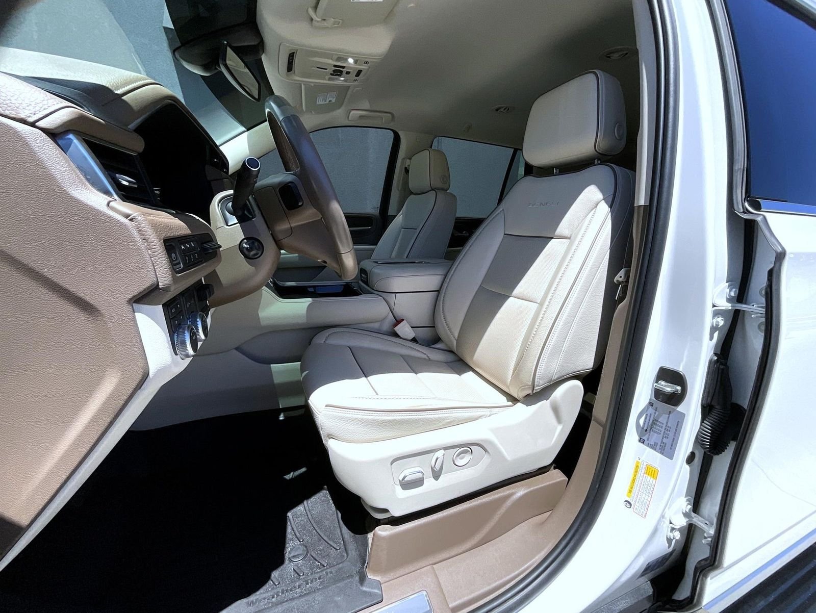 Used 2022 White GMC Denali image 10