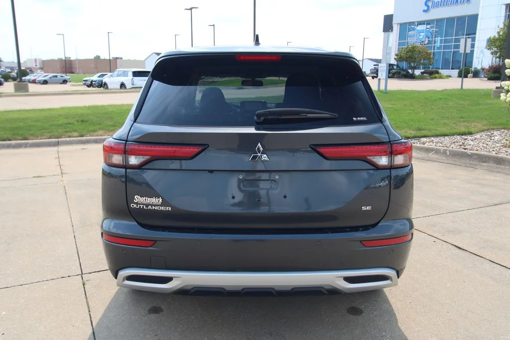 Used 2024  Mitsubishi SE image 17