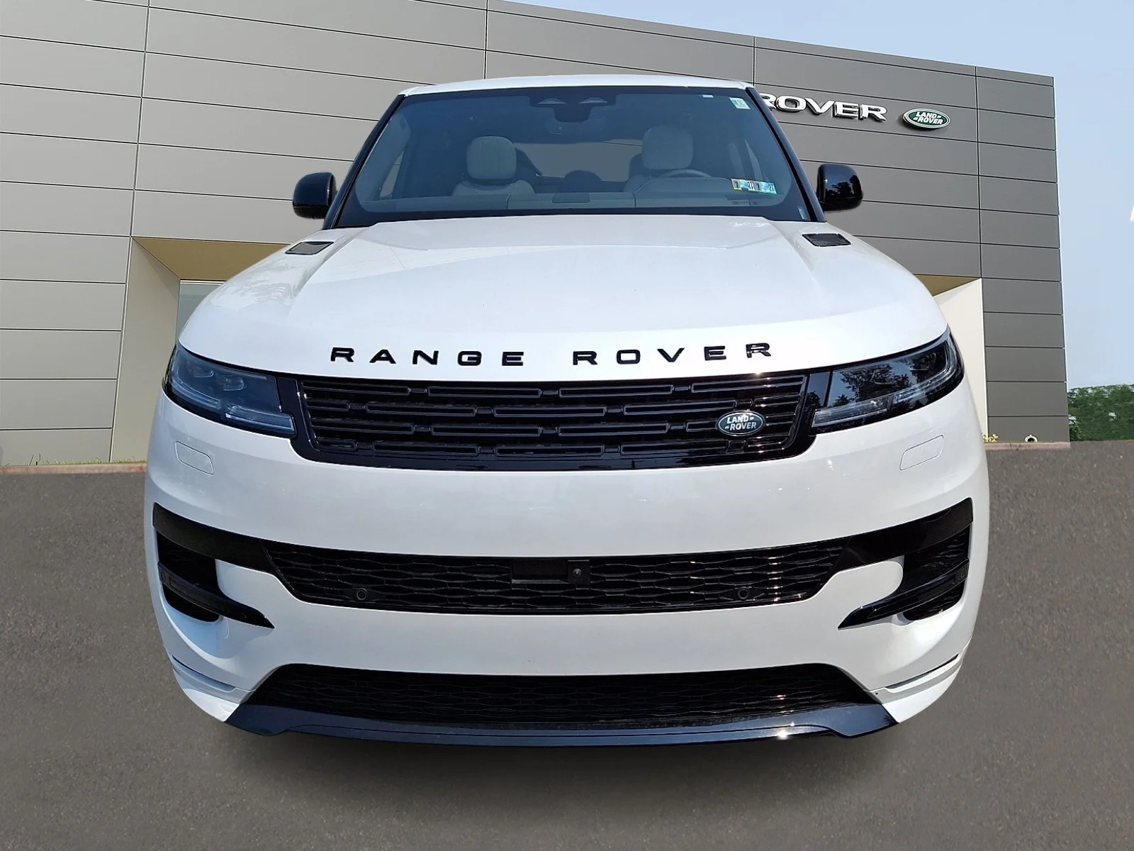 New 2026 Ostuni Pearl White Land Rover P400 Dynamic SE image 7
