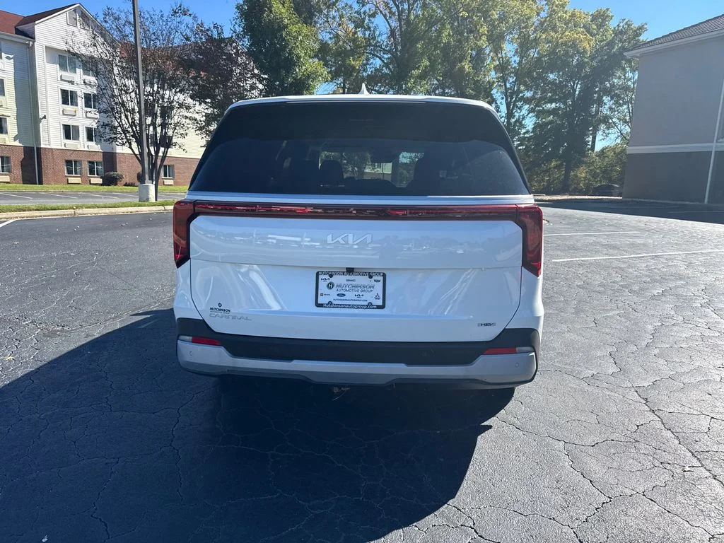 New 2025 White Kia LXS image 4