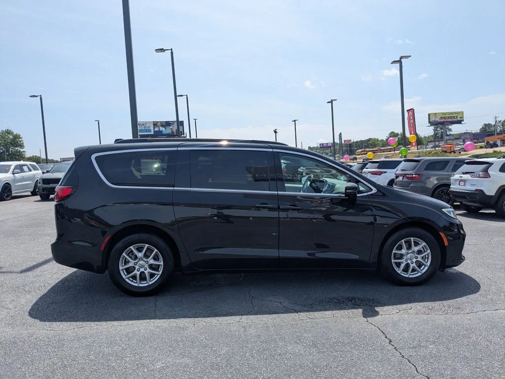 Used 2022 Brilliant Black Crystal Pearlcoat Chrysler Touring L image 4