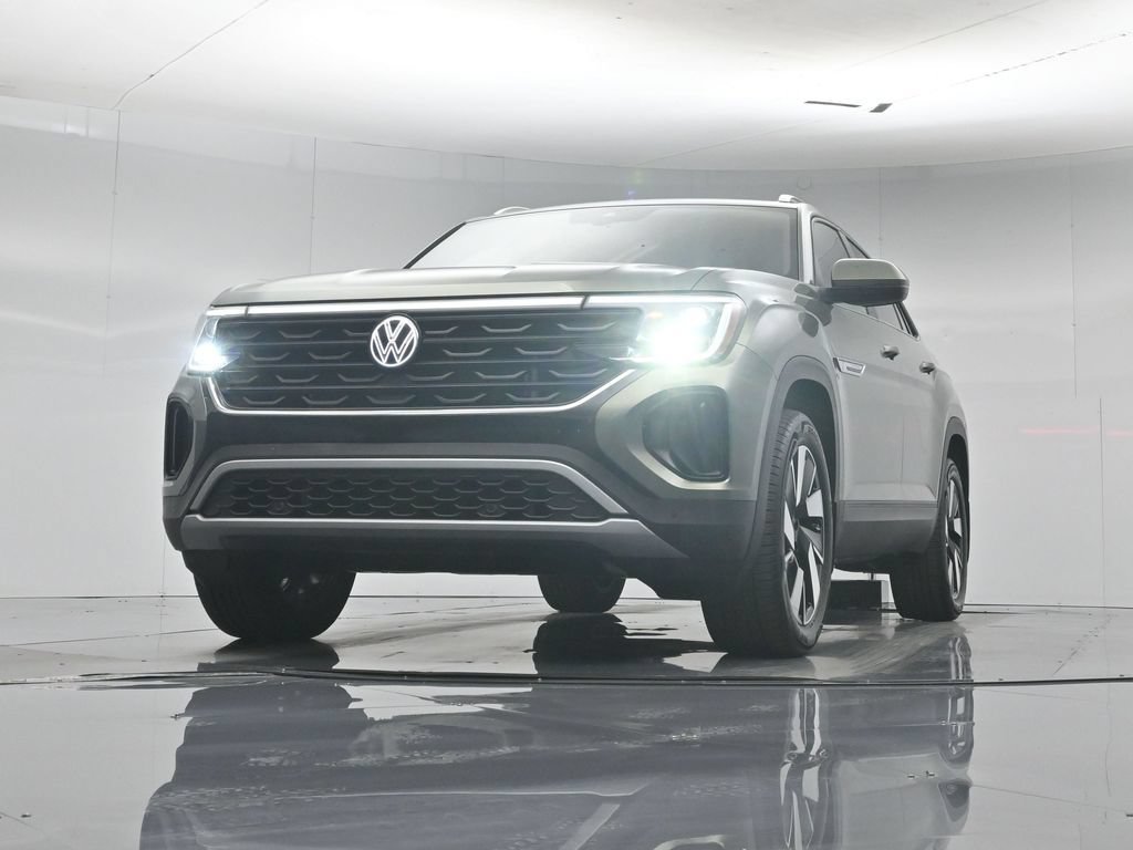 Used 2026 Green Volkswagen SE w/Technology image 3