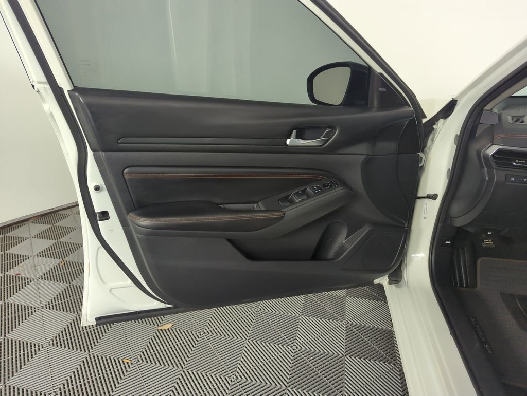 Used 2021 White Nissan 2.5 SR image 18