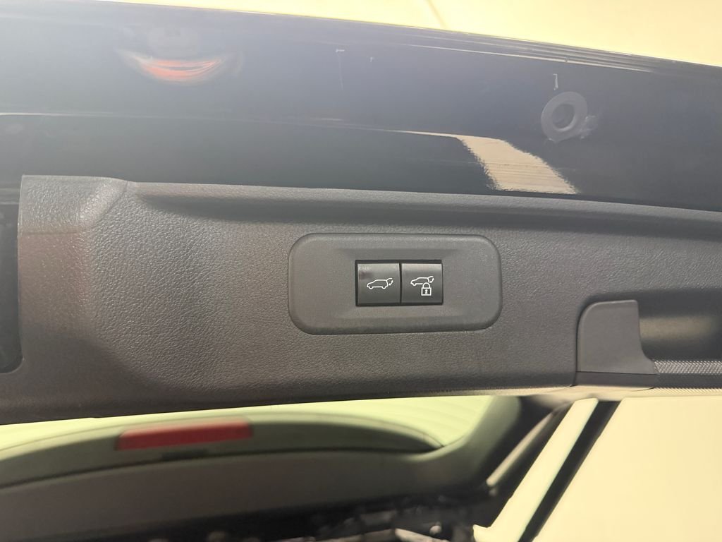 Used 2025  Toyota XLE image 51